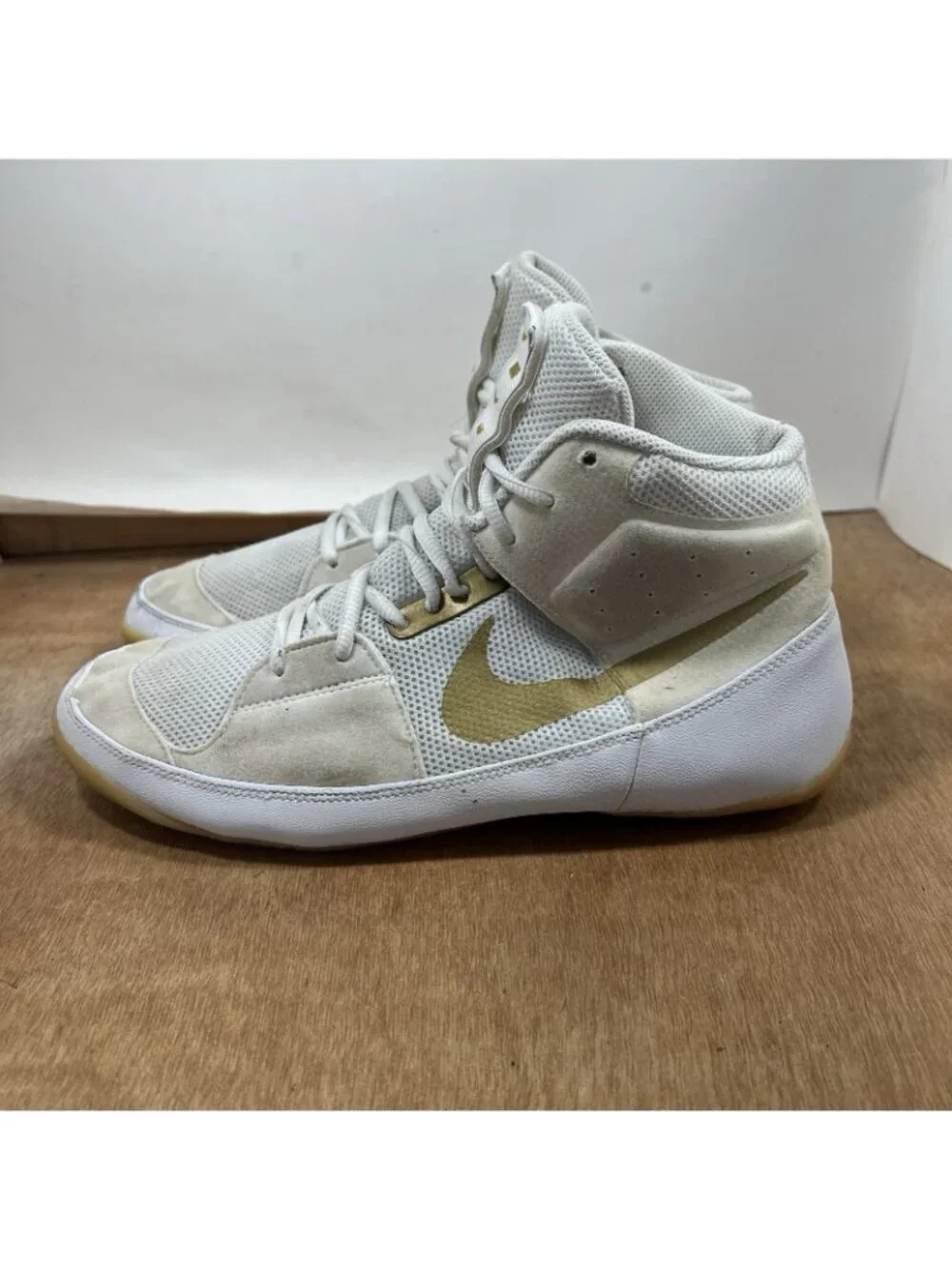 Nike Fury Shoes Mens Size 10.5 White Gold AO2416-170 Gum Sole